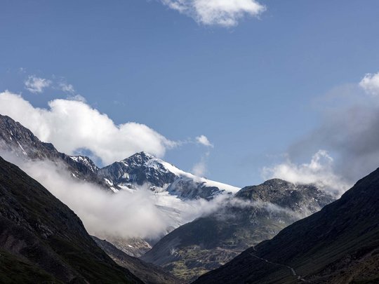 Sur le Similaun et la Wildspitze de notre hôtel à Vent Montagnes enneigées avec des nuages sous un ciel bleu