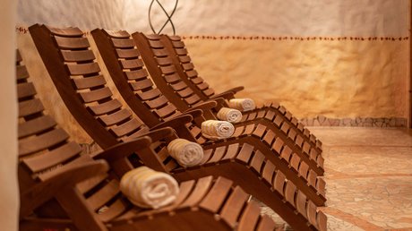 Des impressions de notre hôtel alpin à Vent ! Chaises longues en bois avec serviettes dans un solarium éclairé