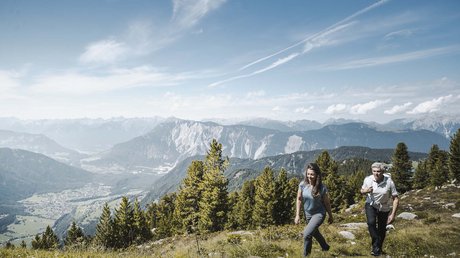 Des impressions de notre hôtel alpin à Vent ! Deux randonneurs montent une montagne avec vue sur la vallée et les montagnes