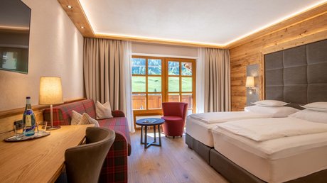 Des impressions de notre hôtel alpin à Vent ! Chambre d'hôtel confortable avec meubles en bois et vue sur la montagne