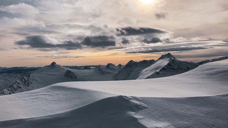 Des impressions de notre hôtel alpin à Vent ! Montagnes enneigées au coucher du soleil avec ciel nuageux