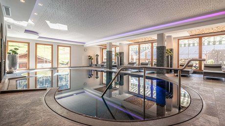 Des impressions de notre hôtel alpin à Vent ! Piscine intérieure lumineuse avec espaces détente et grandes fenêtres