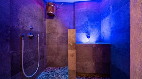 Des impressions de notre hôtel alpin à Vent ! Cabine de douche moderne avec éclairage bleu et seau en bois suspendu