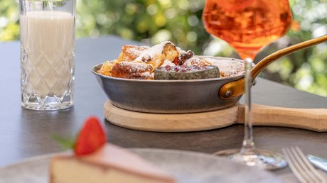 Des impressions de notre hôtel alpin à Vent ! Kaiserschmarrn dans une poêle avec un verre de lait et une boisson