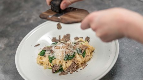 Des impressions de notre hôtel alpin à Vent ! Main râpe des truffes noires sur des pâtes aux épinards et parmesan