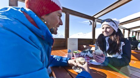 Des impressions de notre hôtel alpin à Vent ! Couple en tenue d'hiver boit du café dans un chalet en montagne