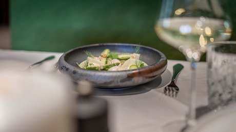 Des impressions de notre hôtel alpin à Vent ! Salade finement dressée avec herbes fraîches dans un bol gris sur la table