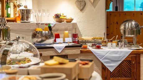 Impressionen aus unserem Natur- und Alpinhotel in Vent Frühstücksbuffet mit Säften, Früchten, Brot und Aufstrichen in gemütlichem Raum