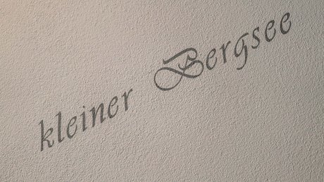 Des impressions de notre hôtel alpin à Vent ! Texte petit lac de montagne sur mur texturé