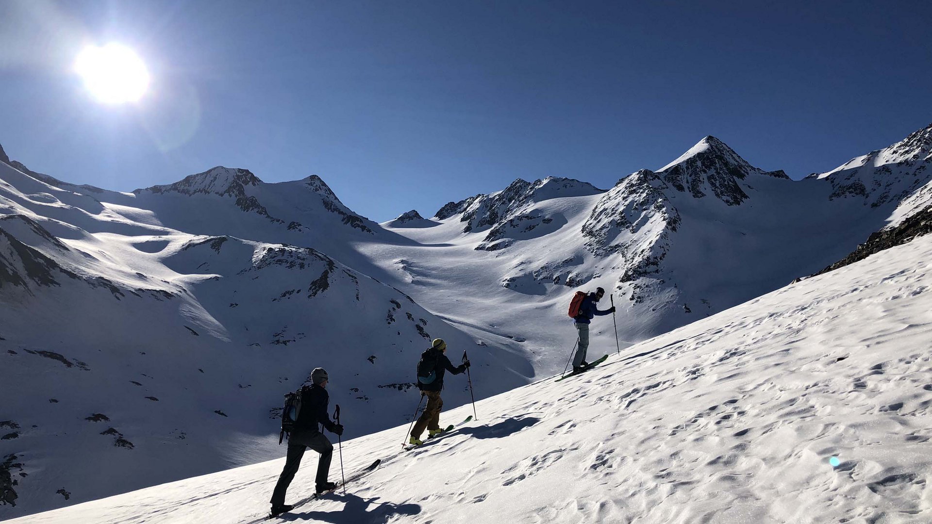 Skitouren rund um Vent: direkt von Ihrem Hotel in die Berge Drei Skitourengeher steigen bei sonnigem Wetter auf schneebedecktem Berg auf