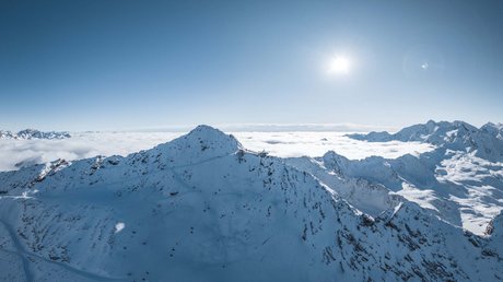 Des impressions de notre hôtel alpin à Vent ! Montagnes enneigées avec téléphérique sous un ciel bleu clair