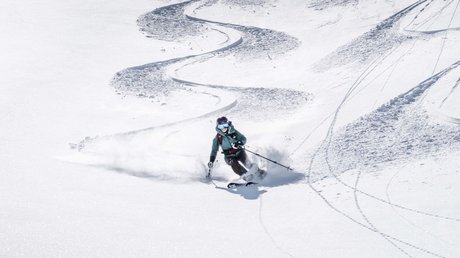 Des impressions de notre hôtel alpin à Vent ! Skieur descend une pente en poudreuse avec des virages