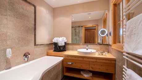 Des impressions de notre hôtel alpin à Vent ! Salle de bain moderne avec baignoire, lavabo en bois et serviettes