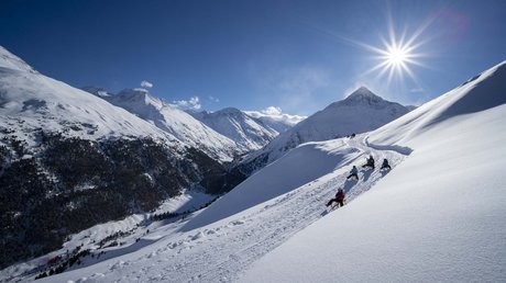 Des impressions de notre hôtel alpin à Vent ! Enfants faisant de la luge sur une pente enneigée sous un ciel ensoleillé