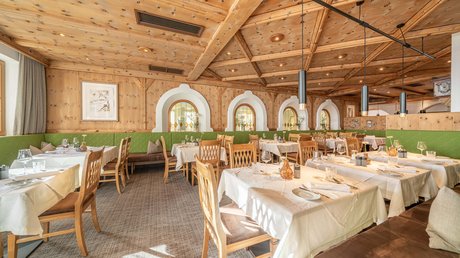 Des impressions de notre hôtel alpin à Vent ! Restaurant lumineux avec murs en bois, banquette verte et tables dressées
