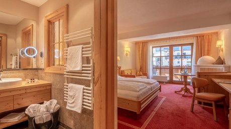 Des impressions de notre hôtel alpin à Vent ! Chambre d'hôtel confortable avec salle de bain et balcon en bois chaleureux