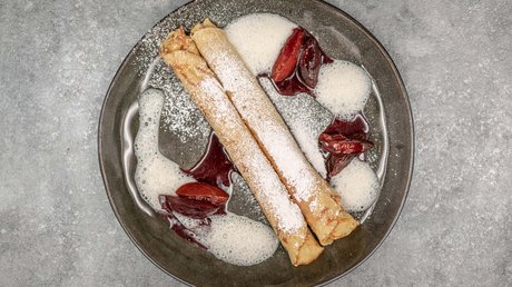 Des impressions de notre hôtel alpin à Vent ! Deux crêpes avec sucre glace, crème et fruits rouges sur assiette grise