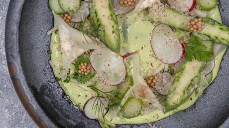 Des impressions de notre hôtel alpin à Vent ! Légumes de printemps finement dressés avec sauce verte dans une assiette foncée