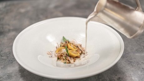Des impressions de notre hôtel alpin à Vent ! Assiette de tortellinis et champignons avec sauce blanche versée