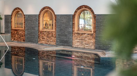 Des impressions de notre hôtel alpin à Vent ! Piscine intérieure avec triple reflet de fenêtres et mur en pierre et bois