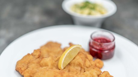 Des impressions de notre hôtel alpin à Vent ! Escalope viennoise avec tranche de citron, sauce aux airelles et salade de pommes de terre
