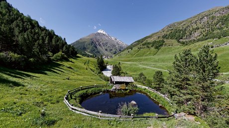 Des impressions de notre hôtel alpin à Vent ! Vallée verte avec un étang et un sommet enneigé sous un ciel bleu clair