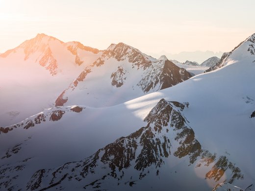 Skitouren rund um Vent: direkt von Ihrem Hotel in die Berge Schneebedeckte Berggipfel im Sonnenaufgang