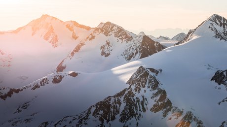 Des impressions de notre hôtel alpin à Vent ! Pics enneigés au lever du soleil