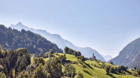 Des impressions de notre hôtel alpin à Vent ! Paysage de montagne avec prairies vertes et une petite église sous un ciel bleu clair