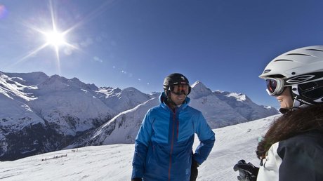 Des impressions de notre hôtel alpin à Vent ! Deux skieurs parlent sur une piste ensoleillée et enneigée en montagne
