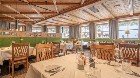 Des impressions de notre hôtel alpin à Vent ! Intérieur de restaurant chaleureux avec meubles en bois et vue sur paysage enneigé