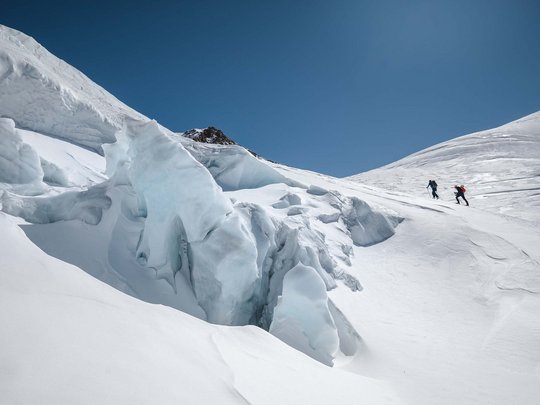Skitouren rund um Vent: direkt von Ihrem Hotel in die Berge Zwei Skifahrer auf schneebedecktem Berg mit Eisspalten bei klarem Himmel