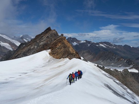 Sur le Similaun et la Wildspitze de notre hôtel à Vent Groupe d'alpinistes sur une arête enneigée avec vue sur les montagnes