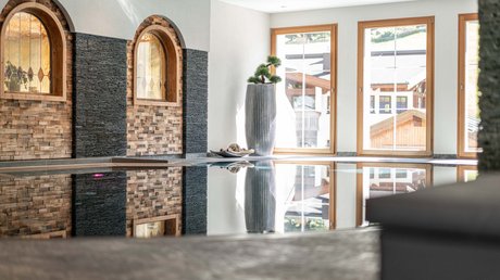 Des impressions de notre hôtel alpin à Vent ! Piscine intérieure avec grandes fenêtres et décoration murale
