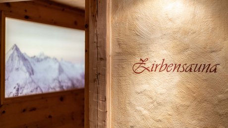 Des impressions de notre hôtel alpin à Vent ! Sauna en bois avec vue sur montagne et inscription Zirbensauna
