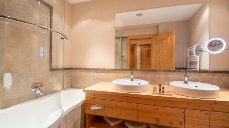 Des impressions de notre hôtel alpin à Vent ! Salle de bain moderne avec double lavabo et meuble en bois