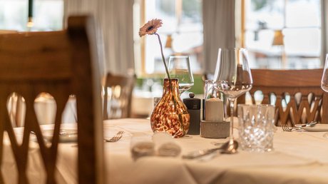 Des impressions de notre hôtel alpin à Vent ! Table de restaurant avec vase marron, fleur et service élégant