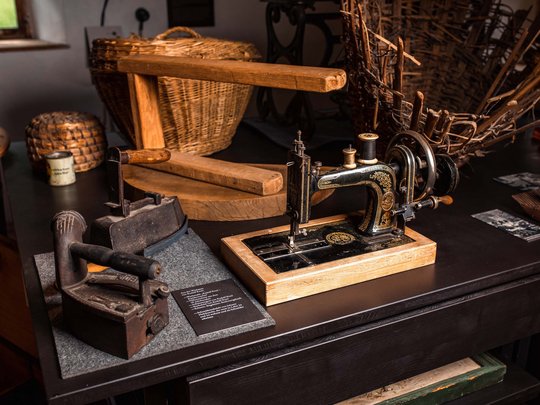 Natur- und Alpinhotel Post: Sehenswürdigkeiten im Ötztal Antike Nähmaschine und Bügeleisen auf einem Holztisch im Museum