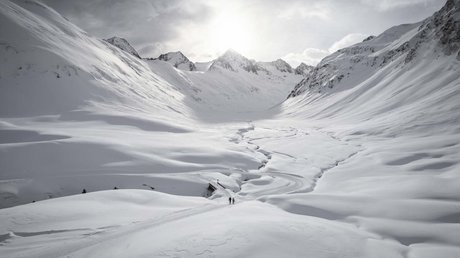 Des impressions de notre hôtel alpin à Vent ! Vallée enneigée entourée de montagnes avec le soleil en arrière-plan