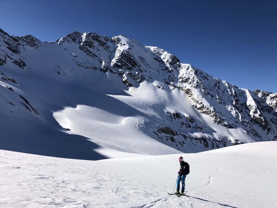 Skitouren rund um Vent: direkt von Ihrem Hotel in die Berge Skifahrer im Schnee vor schneebedeckten Bergen bei klarem Himmel