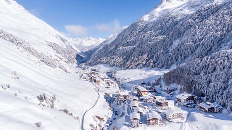 Des impressions de notre hôtel alpin à Vent ! Village de montagne enneigé dans une vallée entourée de montagnes boisées sous un ciel bleu