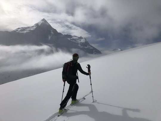Skitouren rund um Vent: direkt von Ihrem Hotel in die Berge Person beim Skitourengehen auf schneebedecktem Berg mit Nebel und Berggipfeln
