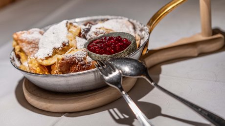 Impressionen aus unserem Natur- und Alpinhotel in Vent Kaiserschmarrn mit Puderzucker und roter Beerensoße in Pfanne