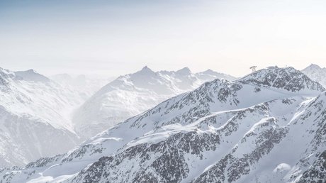 Des impressions de notre hôtel alpin à Vent ! Pics de montagnes enneigés dans un paysage alpin brumeux