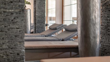 Des impressions de notre hôtel alpin à Vent ! Chaises longues grises dans un espace spa lumineux