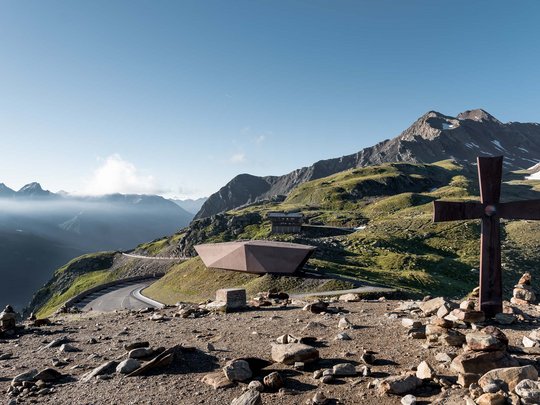 Natur- und Alpinhotel Post: Sehenswürdigkeiten im Ötztal Panorama der Alpen mit moderner Bergarchitektur und großem historischen Kreuz