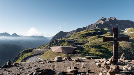 Des impressions de notre hôtel alpin à Vent ! Panorama alpin avec architecture moderne et grande croix historique en métal