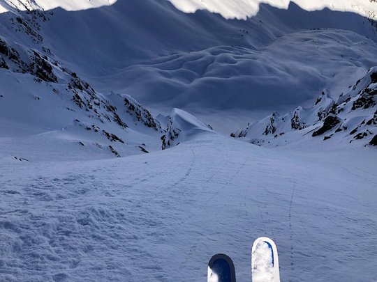 Skitouren rund um Vent: direkt von Ihrem Hotel in die Berge Blick von Skiern auf steilen, verschneiten Berghang in den Alpen.
