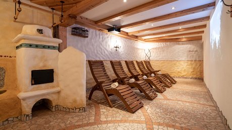 Des impressions de notre hôtel alpin à Vent ! Salle de repos avec chaises en bois et poêle traditionnel