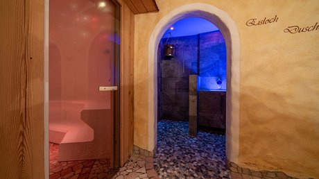 Des impressions de notre hôtel alpin à Vent ! Entrée sauna et espace douche avec lumière bleue